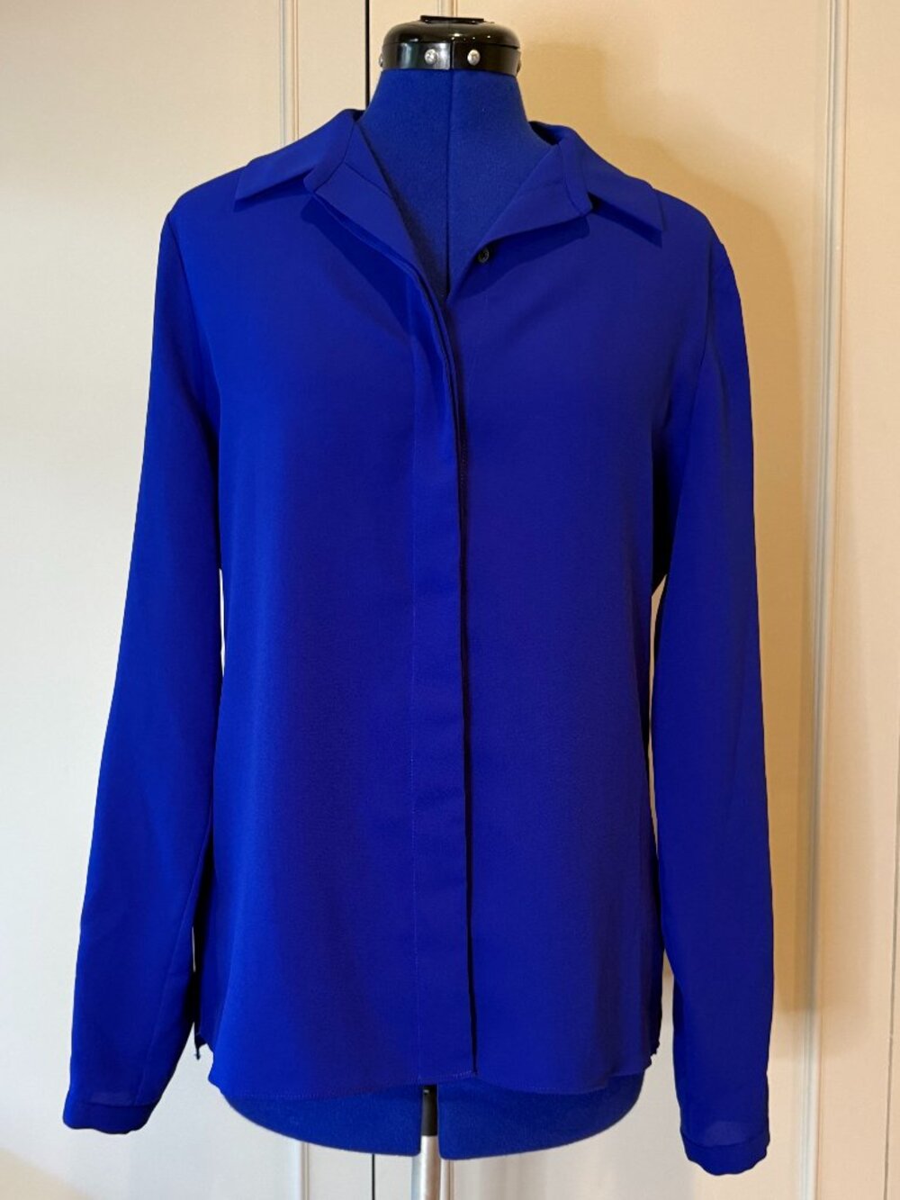 Tahari button down blouse with hidden buttons and button tab sleeves, Size M
